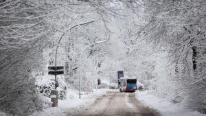 dwd-warnung vor glatteis und frost: bleiben sie sicher bei gefährlichen wetterbedingungen mit aktuellen informationen zu eisglätte und frost.