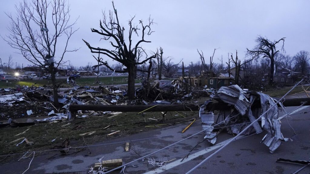 tornados in den usa verursachen schwere zerstörungen und fordern acht todesopfer. erfahren sie mehr über die betroffenen regionen und aktuelle informationen.